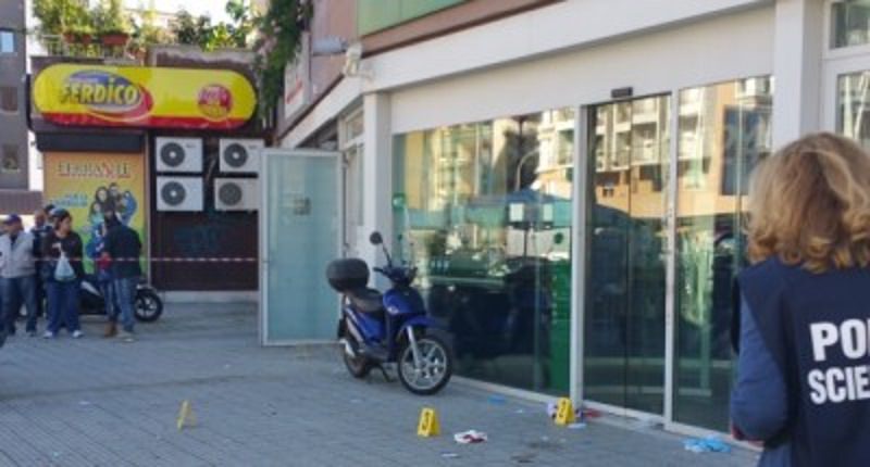 Assalto armato ad un portavalori: ferito un uomo in via Uditore, esplosi colpi di pistola