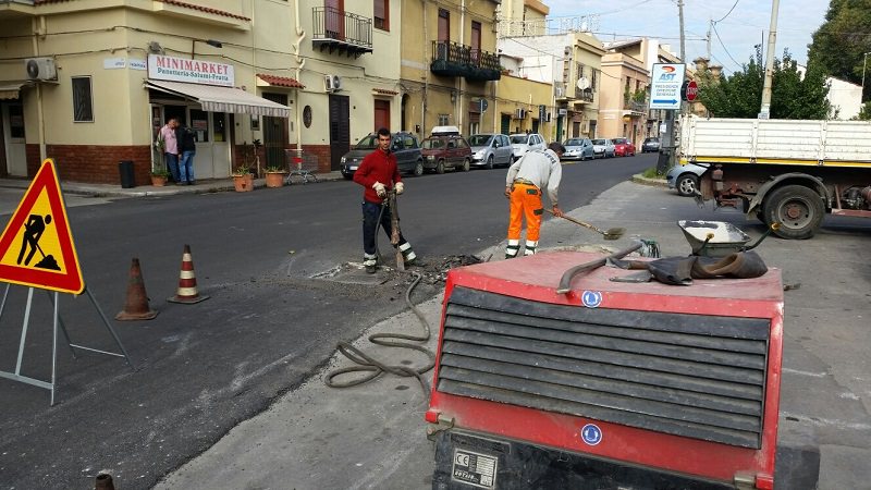 Palermo, lavori in corso per sistemare il manto in diverse strade