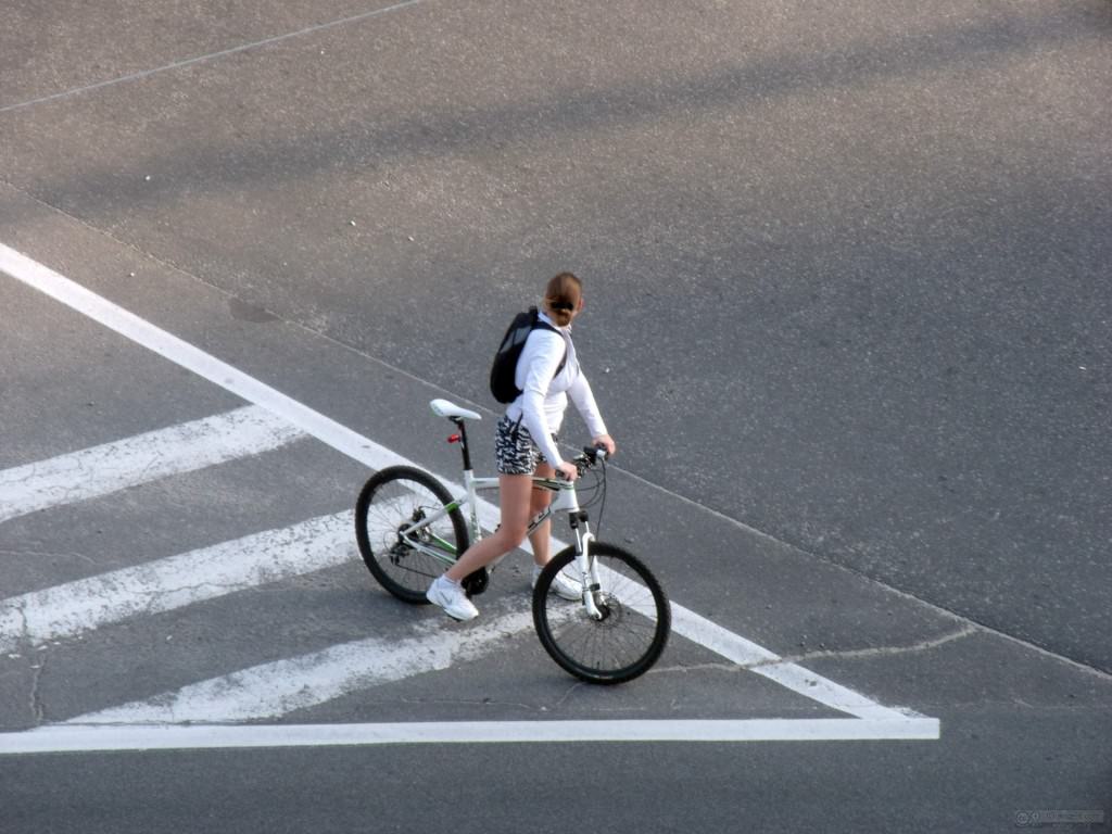 Paura al lungomare, giovane in bici travolta da un’auto: soccorsa dal 118
