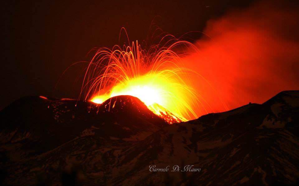 L’Etna continua il suo show: nessun rischio e nubi visibili dalla Calabria