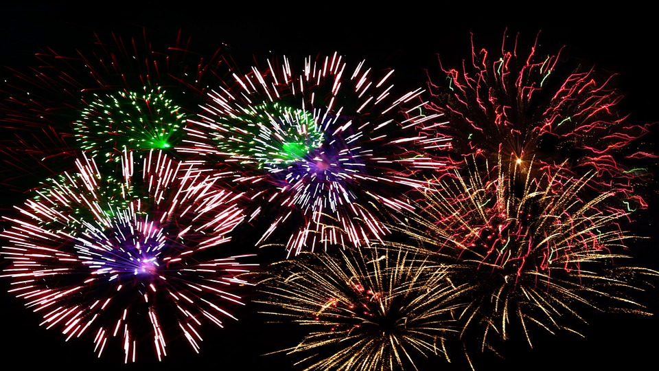 Botti al mercato storico, coppia esplode fuochi d’artificio vietati per festeggiare il compleanno: denunciati coniugi