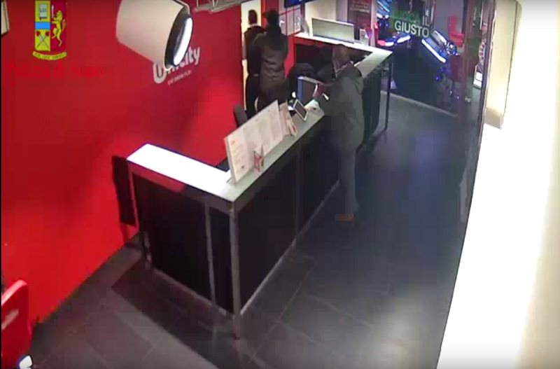 Rapina nel centro scommesse di Corso Italia: bottino da 36 mila euro, arrestato 50enne. IL VIDEO