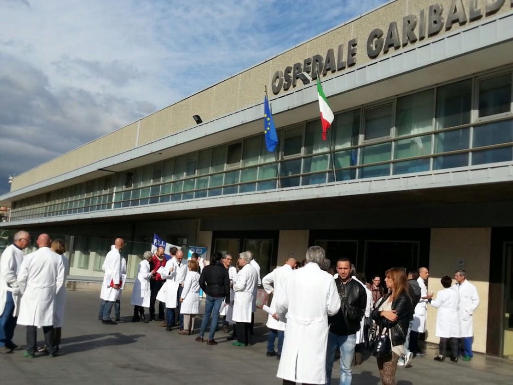 I camici bianchi incrociano le braccia per uno sciopero generale: garantite solo le urgenze