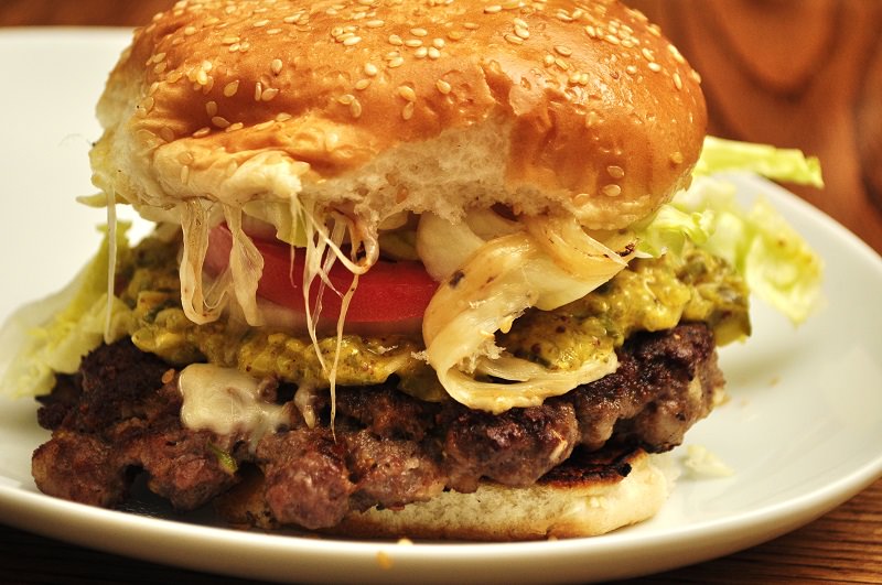 Disavventura in un fast food, mangia hamburger con dentro due chiodi: uno lo ingoia, operato d’urgenza