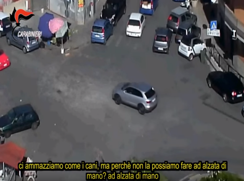 L’elezione del capofamiglia e quel bacio in fronte obbligato in segno di rispetto L’elezione del capofamiglia e quel bacio in fronte obbligato in segno di rispetto