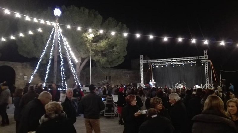 Comunità del borgo Granieri accende l’Albero della pace