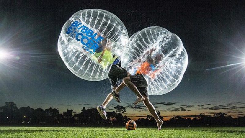 A Catania arriva il bubble soccer: “Non rompere le palle e divertiti”