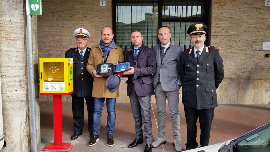 Tutelare la salute pubblica: defibrillatore in una piazza di San Gregorio