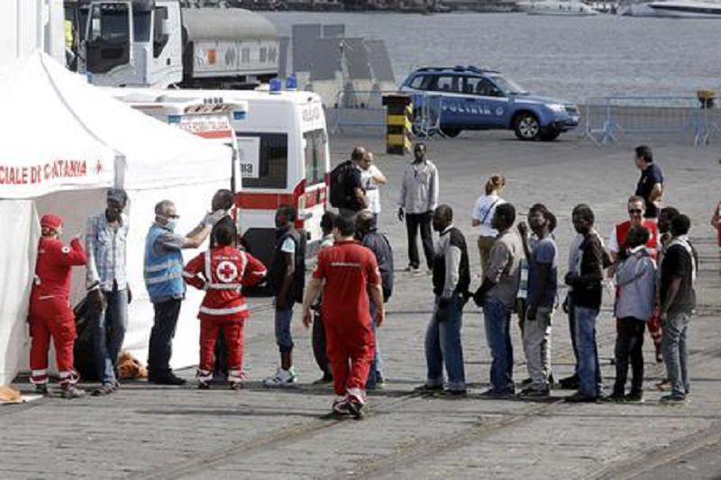 Immigrazione clandestina: in 301 sbarcano al porto di Catania