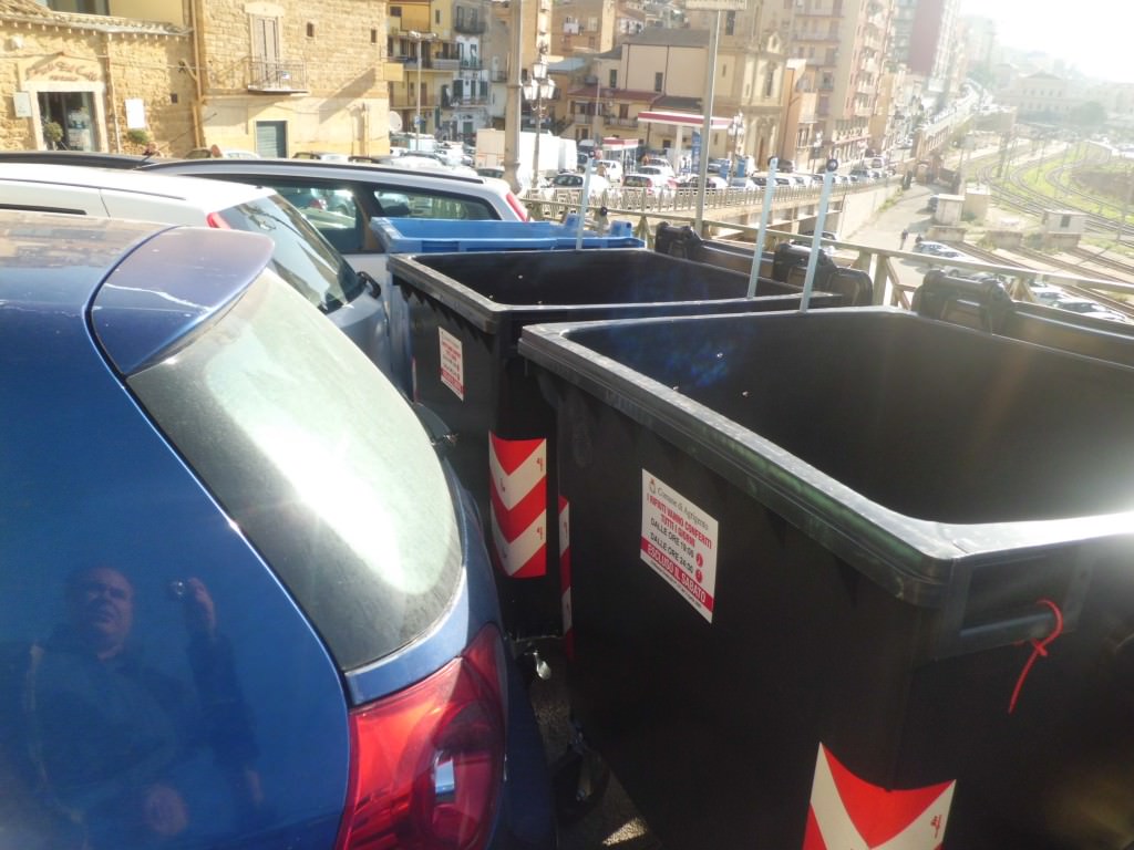 Agrigento: sosta selvaggia impedisce svuotamento dei cassonetti