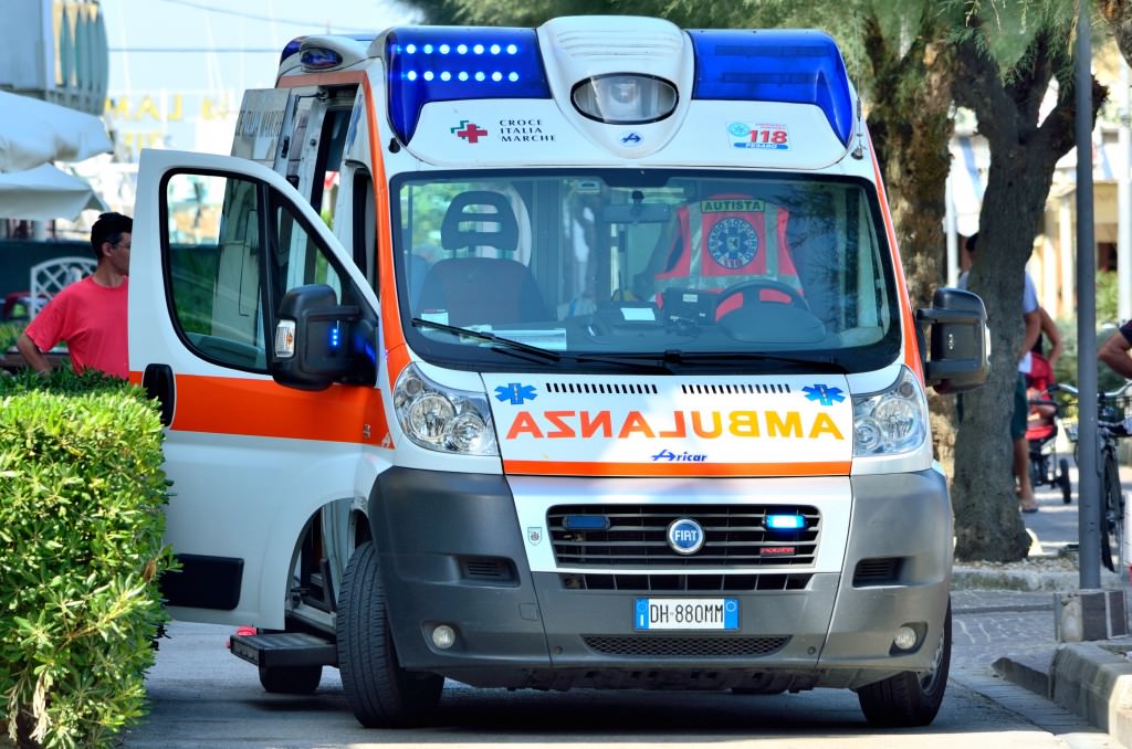 Acireale, ubriaco si scaglia contro i medici: arrestato