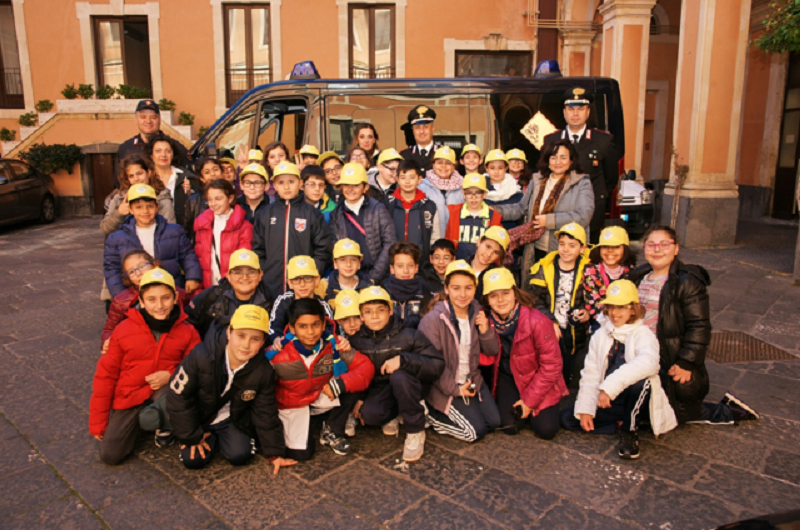 Catania, visita in caserma degli alunni dell’istituto “Diaz-Manzoni”