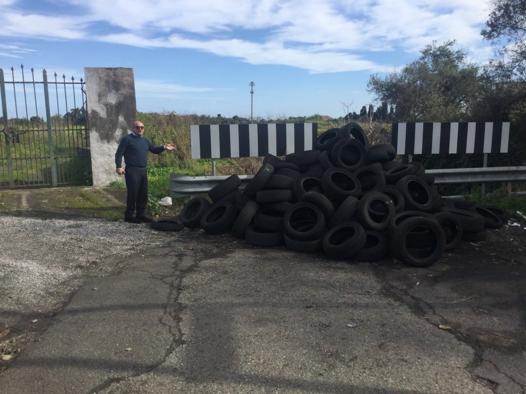 Riposto, rinvenuta discarica abusiva di pneumatici