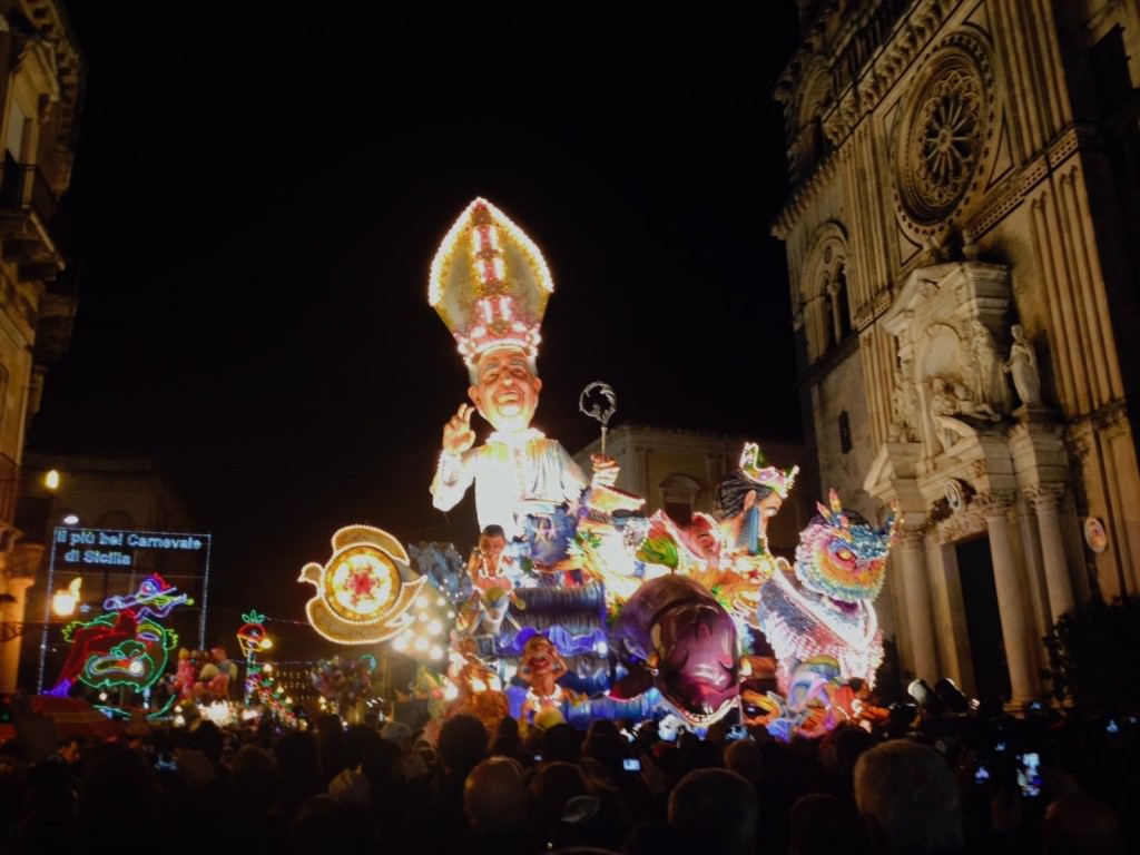 Acireale, a Re Burlone le chiavi della città