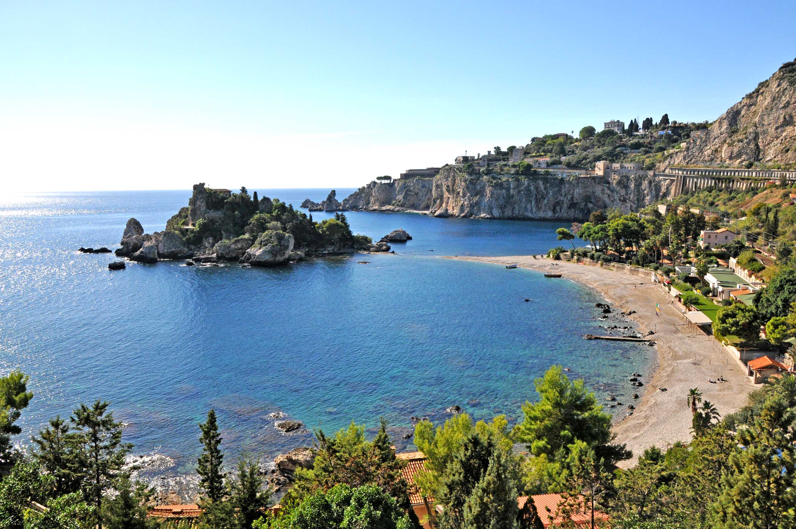 L’Isola Bella di Taormina ripulita dalle cicche