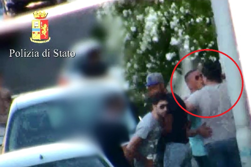 “Se spacci ti bacio”: il saluto dei pusher catanesi e il business della droga