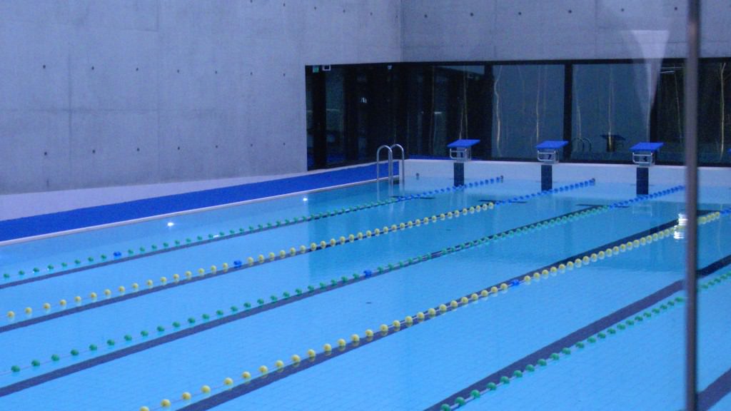 Anziano rischia di annegare in piscina: donna si precipita in suo soccorso e lo salva