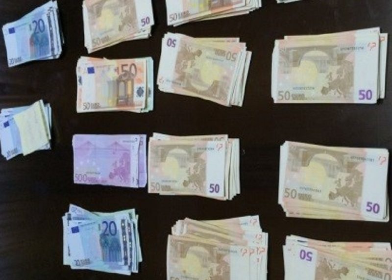 Clonavano carte di credito. Fiumi di denaro in conti correnti bancari palermitani