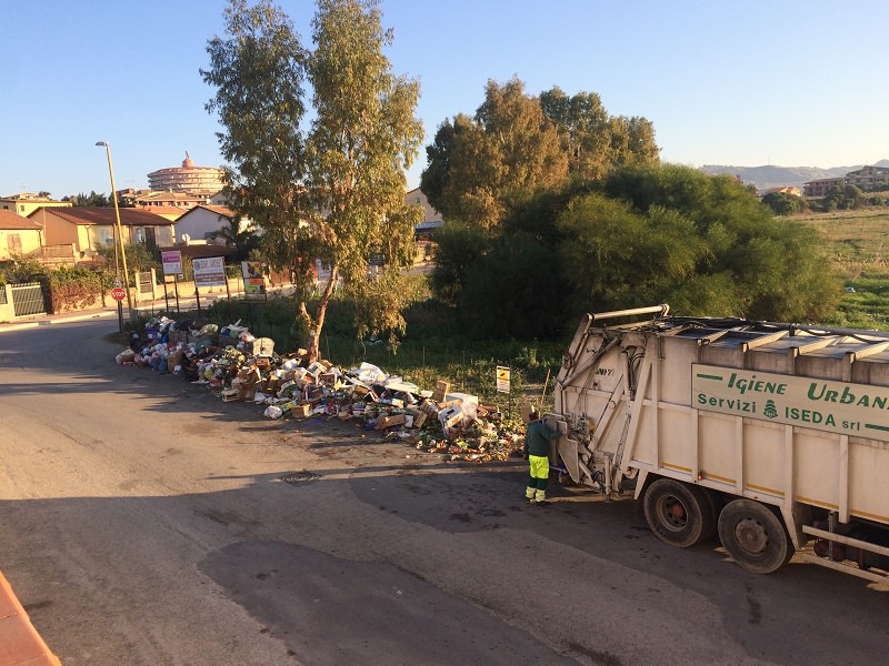 Agrigento, continua la battaglia per liberare via Sirio dai rifiuti