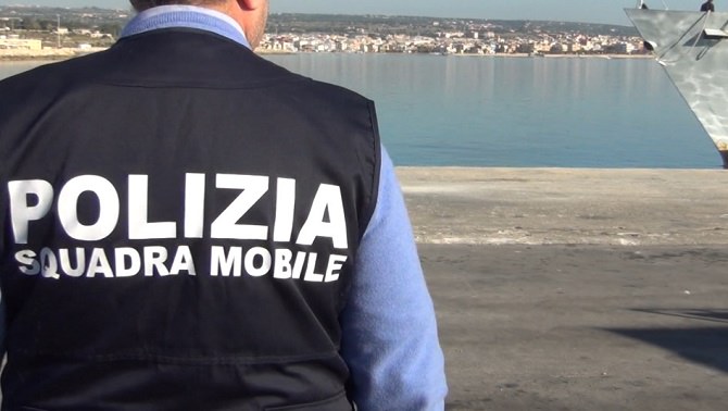 Trasportavano migranti su barconi: arrestati trafficanti di uomini