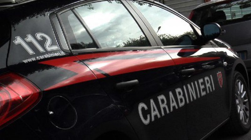 Riposto, carabiniere salva donna che minaccia suicidio