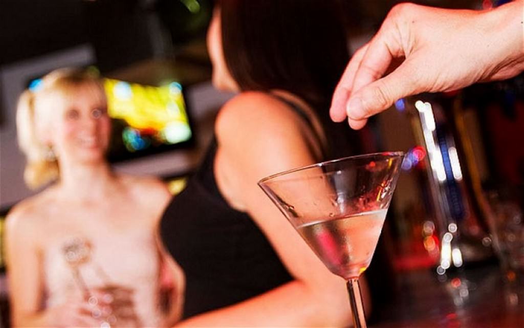Dopo una chat molto “calda” mettevano droga nel bicchiere della vittima per stordirla e derubarla