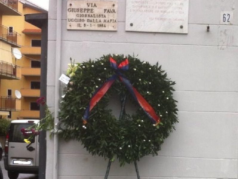 Commemorazione di Pippo Fava, scomparsi i fiori davanti alla lapide