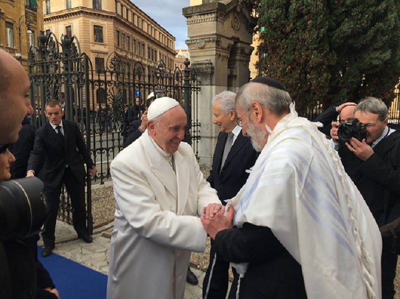 Prima volta per Papa Francesco nella Sinagoga: “Ebrei nostri fratelli”