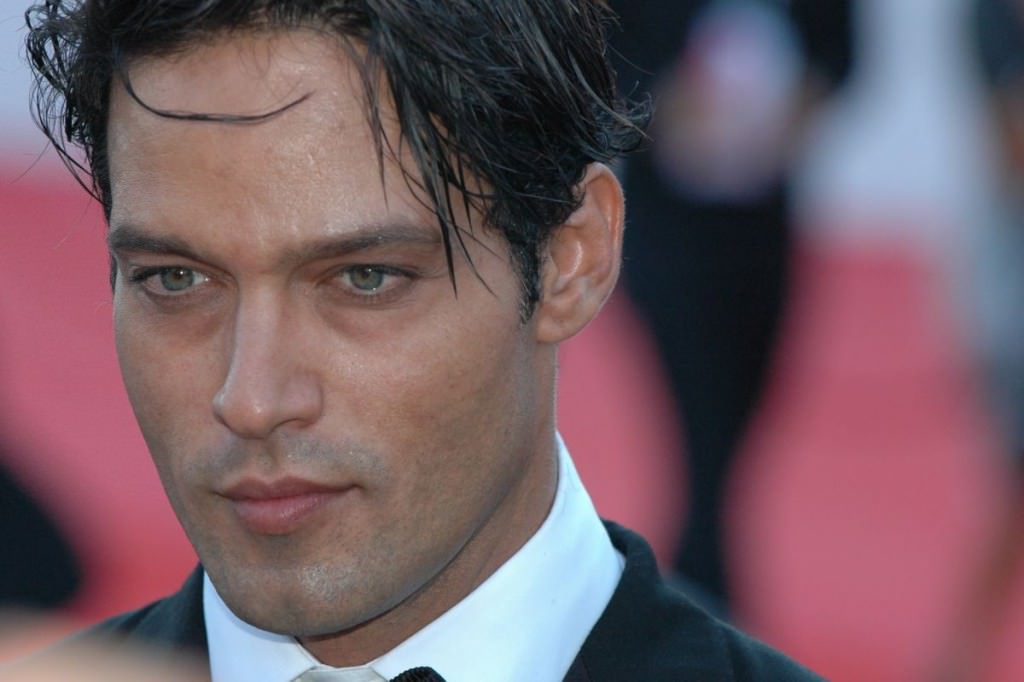 Fuga di gas, esplode villa: Gabriel Garko ferito, morta una donna