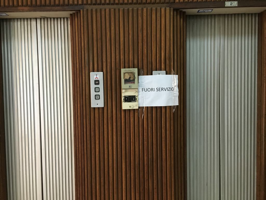 Sei piani di scale a piedi: ascensori fuori servizio al palazzo della Regione