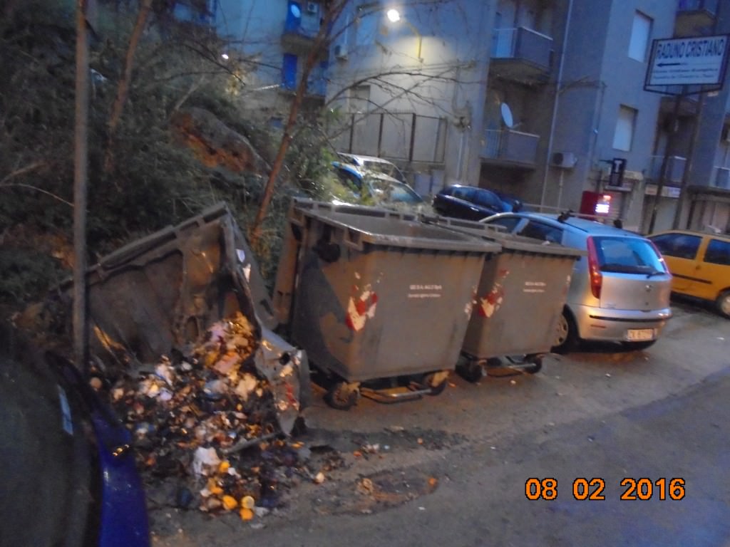 Piromani ancora in azione: altri cassonetti bruciati ad Agrigento