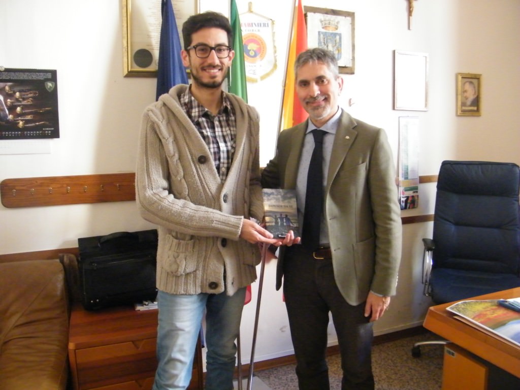 “Dipende da te”, donato alla biblioteca comunale di Ragusa