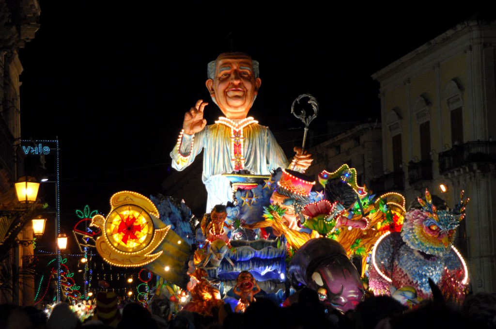 Carnevale di Acireale, ingresso a pagamento in 6 date dalle 8 alle 23: ecco come richiedere i pass