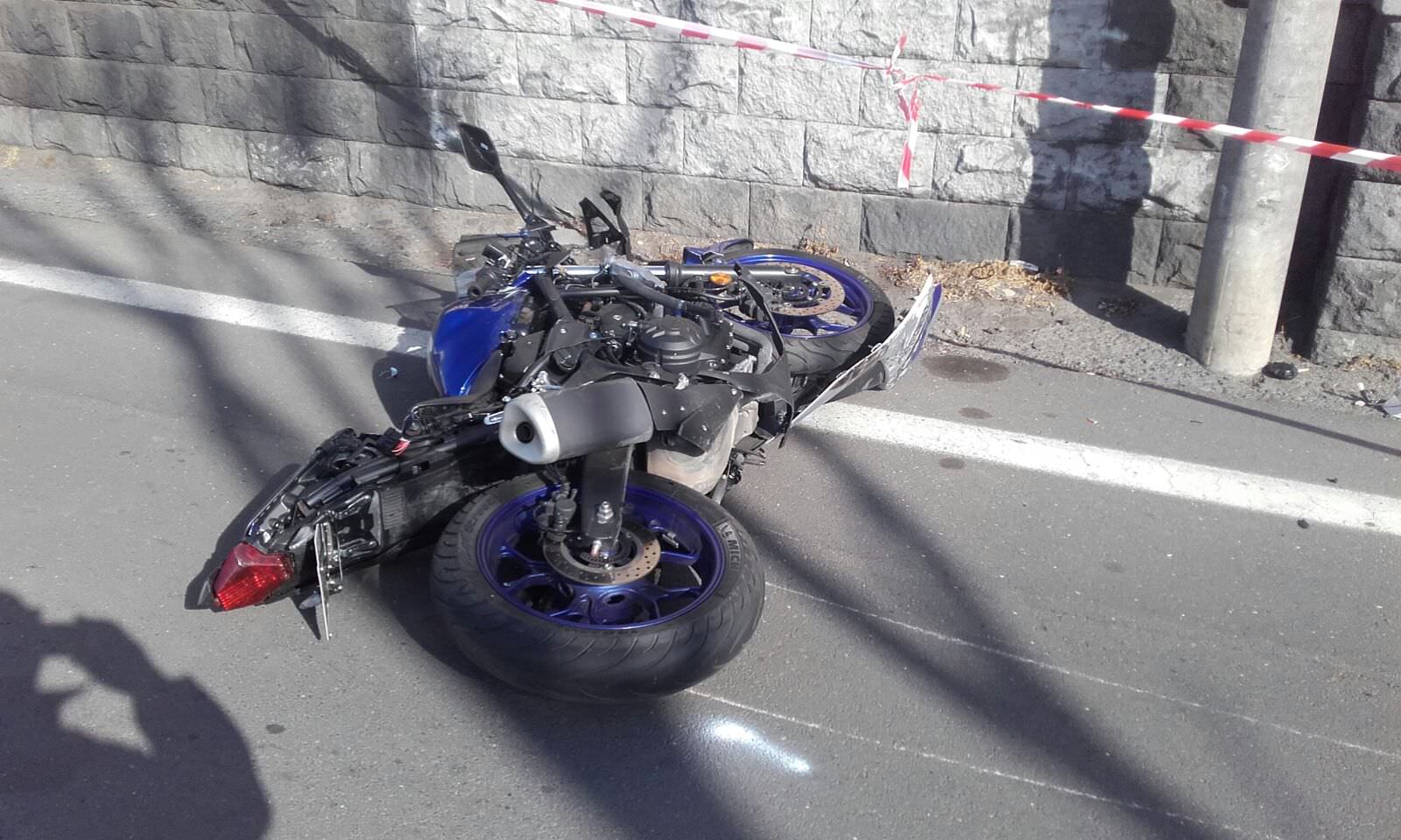 Violento impatto nel Catanese: 22enne perde il controllo della moto e si schianta contro un palo