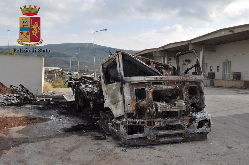 Tir in fiamme al mercato ortofrutticolo di Comiso: in manette commerciante