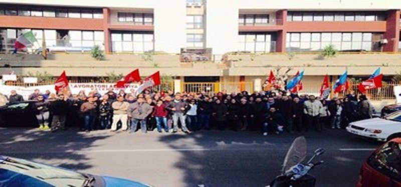 Almaviva, sit-in di protesta a Palermo. I sindacati: “Vogliamo subito tavolo nazionale”