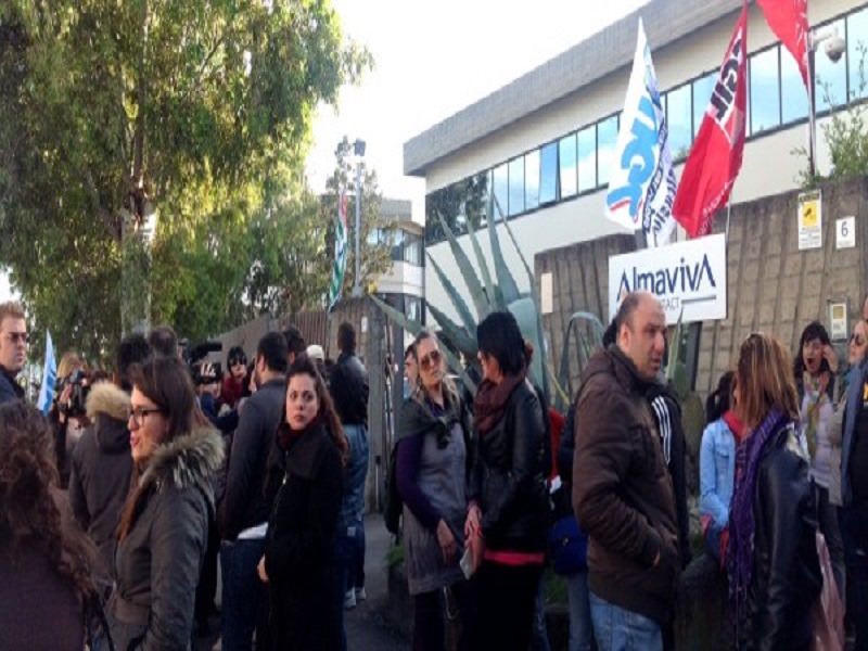 Trasferimento lavoratori Almaviva, occupato call center a Palermo