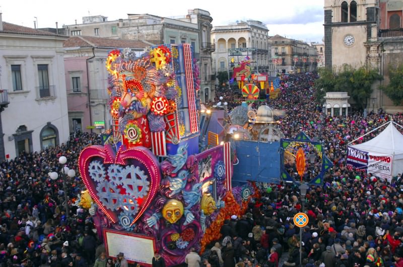 Acireale, dal “più bello” al “più polemico”: il nuovo Carnevale fa già discutere