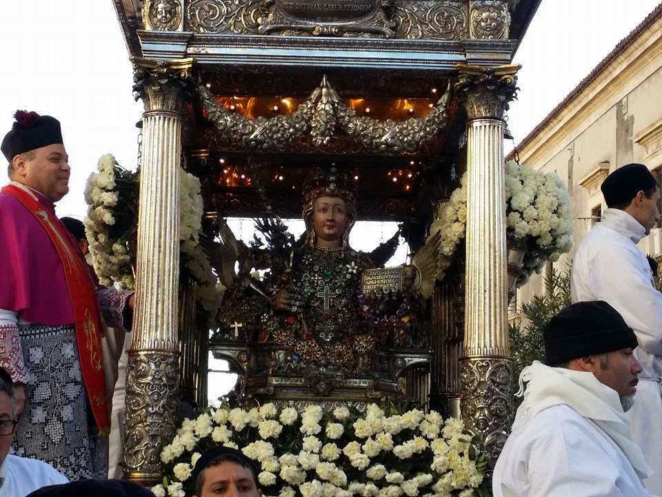Sant’Agata abbraccia la città, devoti in festa: “Onorarla è avere dignità”