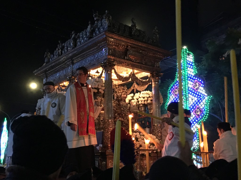 Giro di boa: la Santa arriva in piazza Borgo
