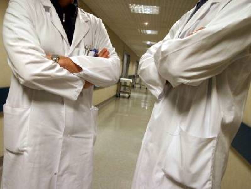 “In ospedale liste di attesa lunghe, abortisca nel nostro studio”. Ingannavano le pazienti. Medici in manette