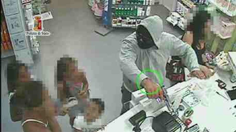 Rapinano farmacia davanti a tre bambini: due arresti
