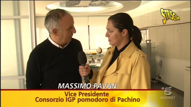Stefania Petyx sbarca a Pachino: riflettori sulla crisi del pomodorino