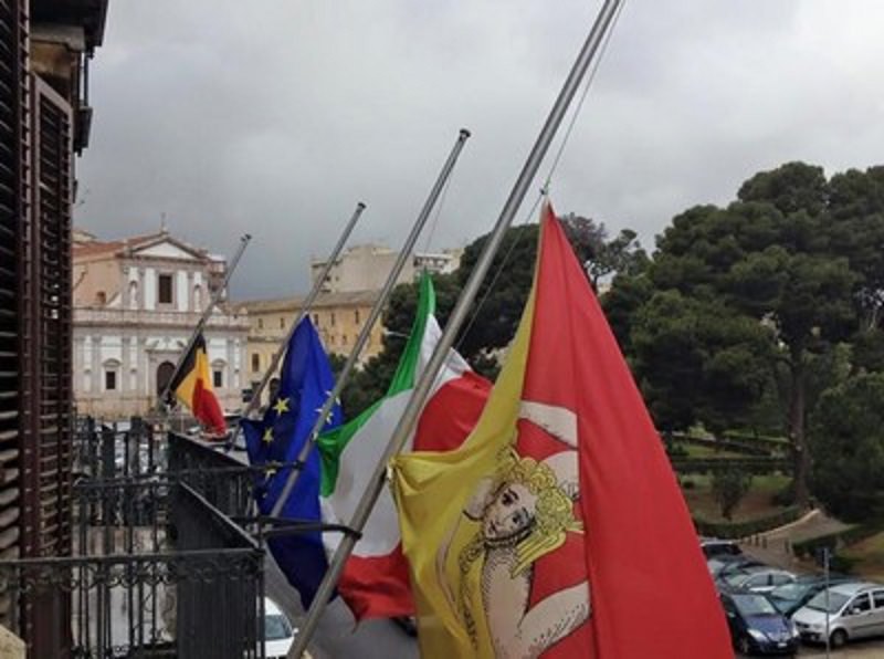 Bruxelles: bandiere a mezz’asta a Palazzo d’Orleans. Agueci: “I terroristi non arrivano col barcone”