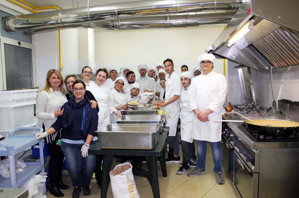 Studenti dell’alberghiero ai fornelli per gli ospiti dell’Help Center della Caritas