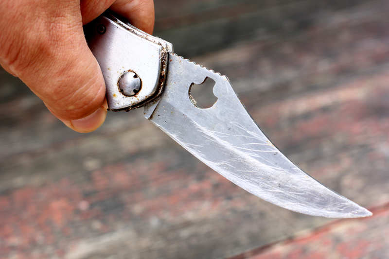 Terrore a San Giovanni Li Cuti, 61enne minaccia di morte i passanti con coltello in mano: denunciato