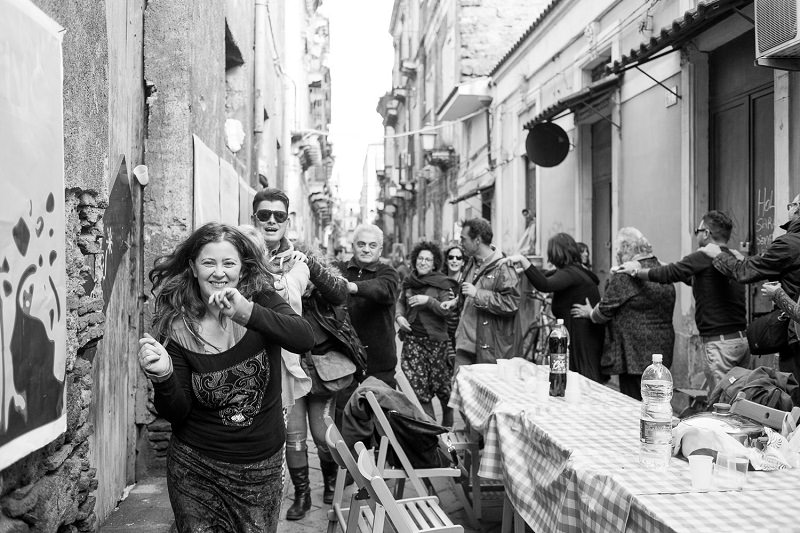 Catania, domenica a San Berillo tavolata di quartiere, mercatino e murales