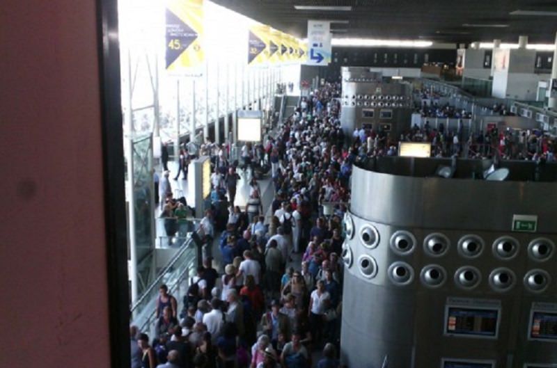 Aeroporto di Catania, dipendente ruba portafoglio con mille euro a passeggero: denunciato