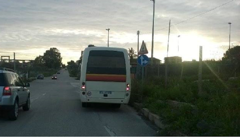 Bus in ritardo, donna si scaglia contro l’autista: interviene la polizia per sedare gli animi