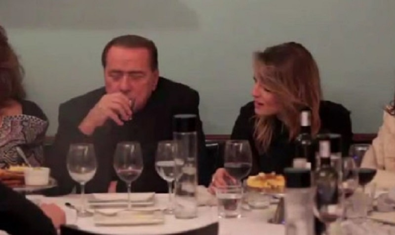 Fra un carciofo e una crespella, in 240 a cena con Berlusconi. Tensione per l’assegnazione dei posti